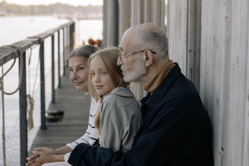 Бесплатное стоковое фото с внучка, девочка, дед