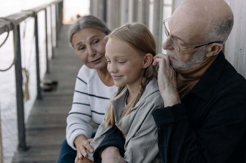Бесплатное стоковое фото с внучка, девочка, дед