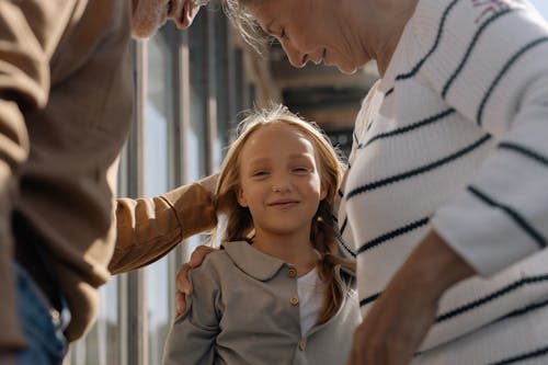 Immagine gratuita di abbraccio, anziano, bambino