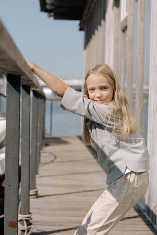 Darmowe zdjęcie z galerii z blond, drewniana poręcz, dziecko