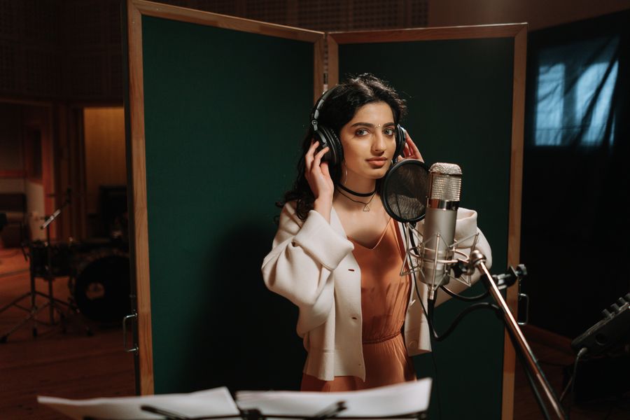 Alma Verão recording in the studio — photo by cottonbro studio on Pexels