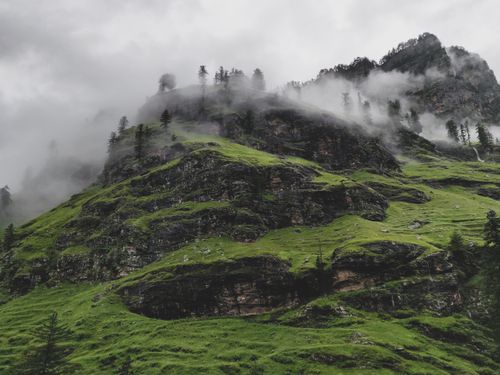 Free Enchanting view of a mist-covered mountain in Manali, India with lush greenery. Stock Photo