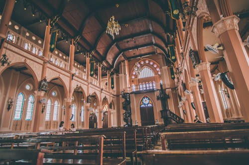 grátis Assentos Marrons Dentro De Uma Igreja Foto profissional