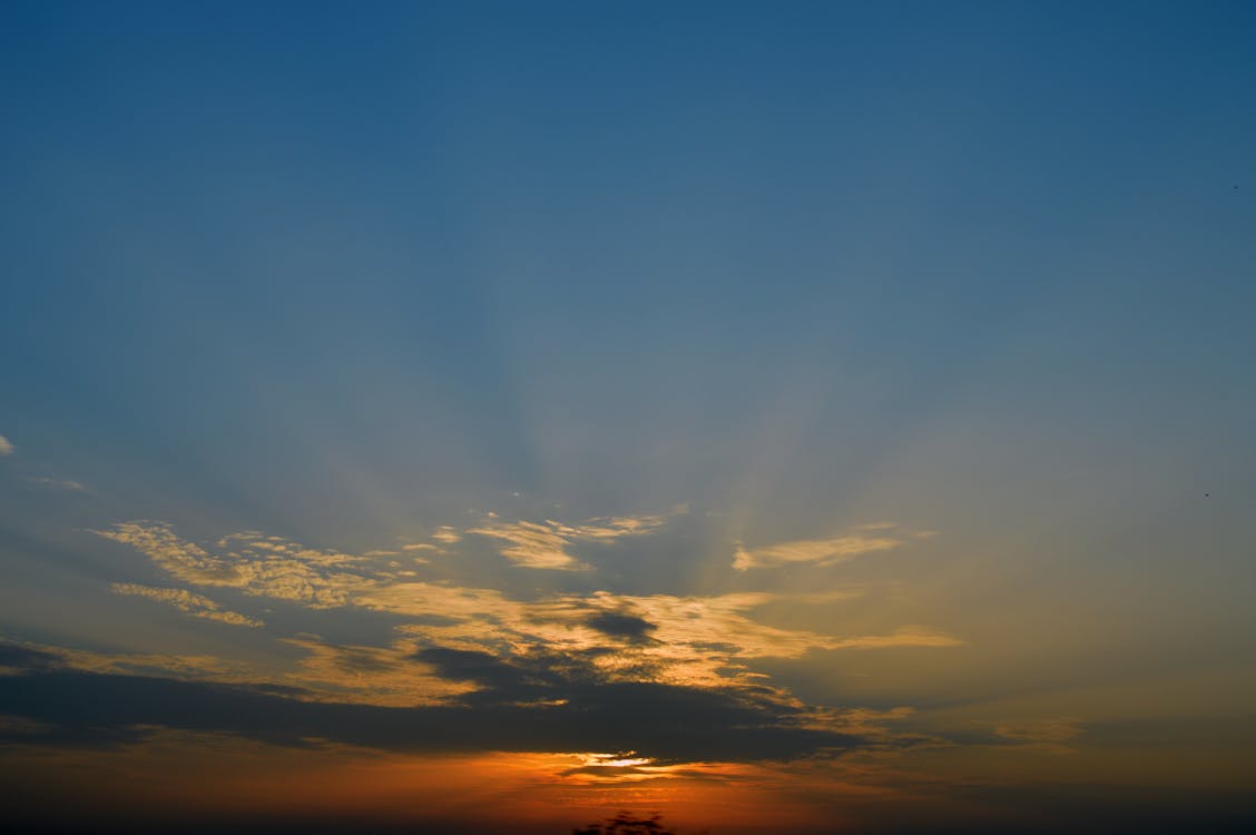ドラマチックな空 太陽の光 日の出の無料の写真素材 ドラマチックな空 太陽の光 日の出の無料の写真素材
