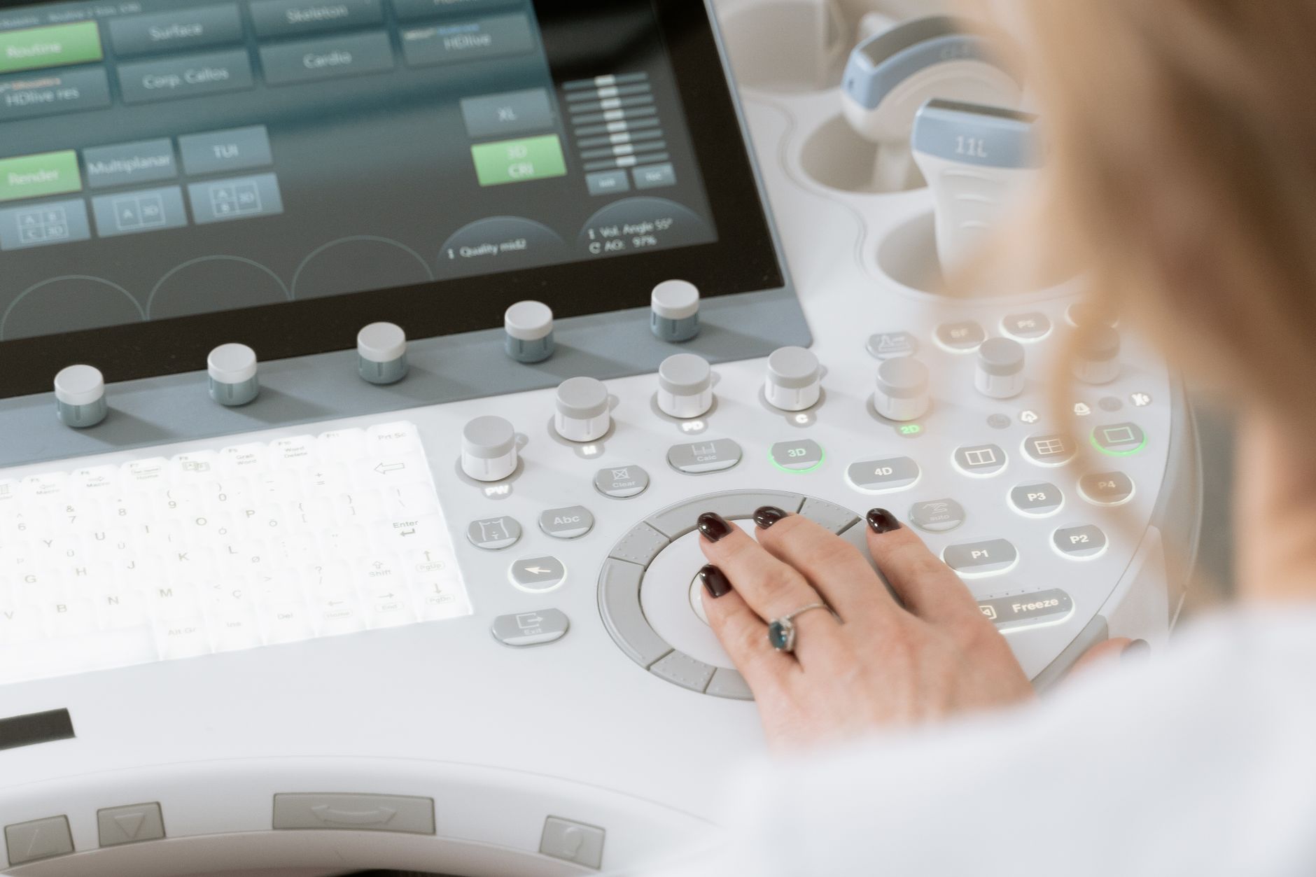 Profesional de la salud utilizando máquina de diagnóstico por ultrasonido