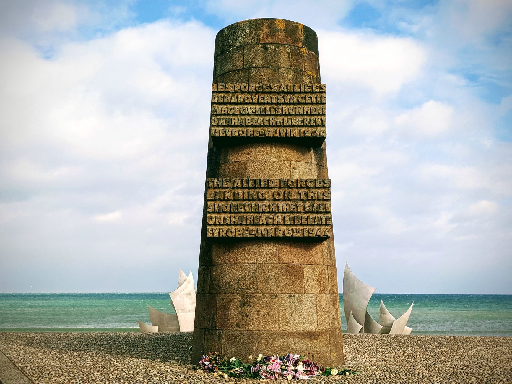 Groningse schepen en zeemannen herdacht met plaquette op D-Day strand Arromanches