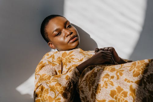 Foto profissional grátis de afro-americano, deitando-se, elegância