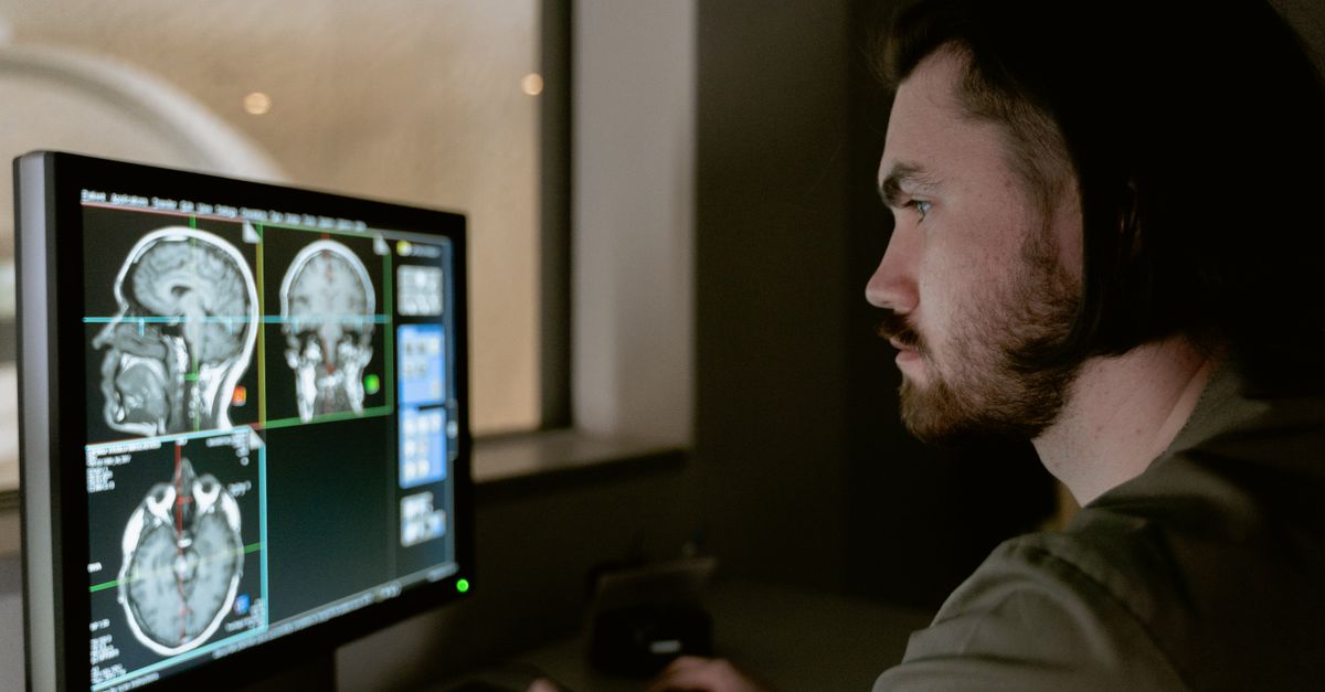 Comparison of clean vs. dirty brain scan showing glymphatic waste buildup