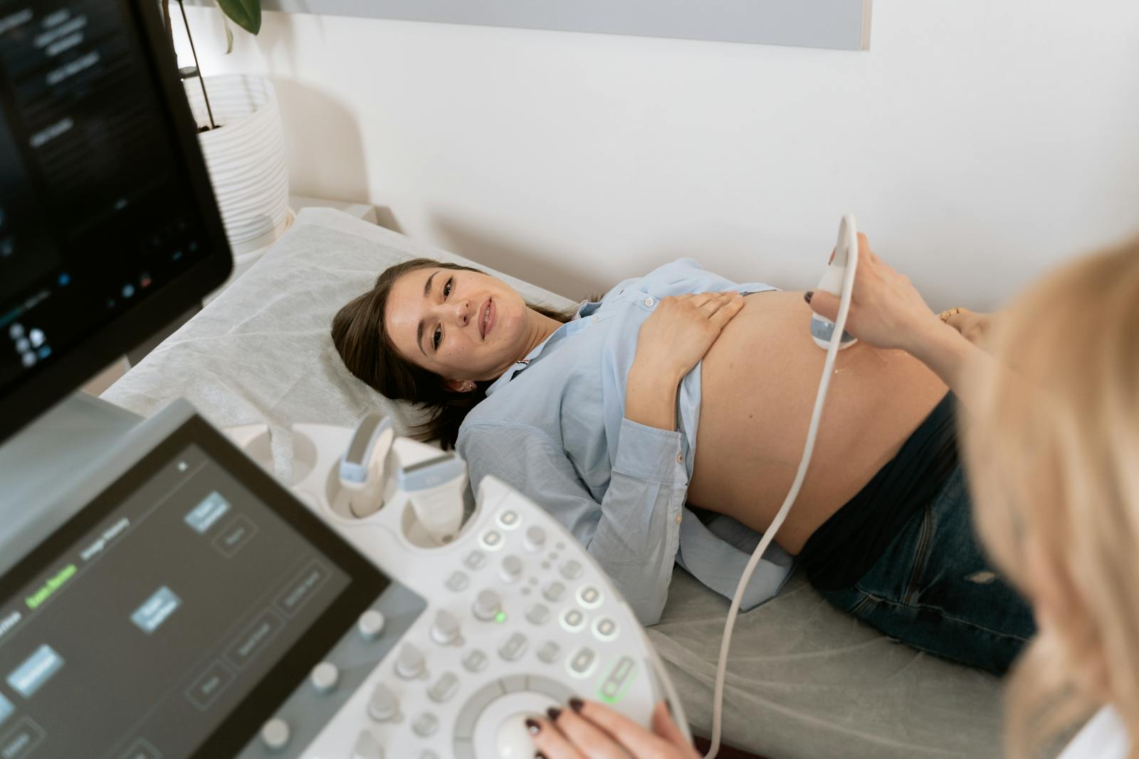 Femme enceinte pratiquant une échographie