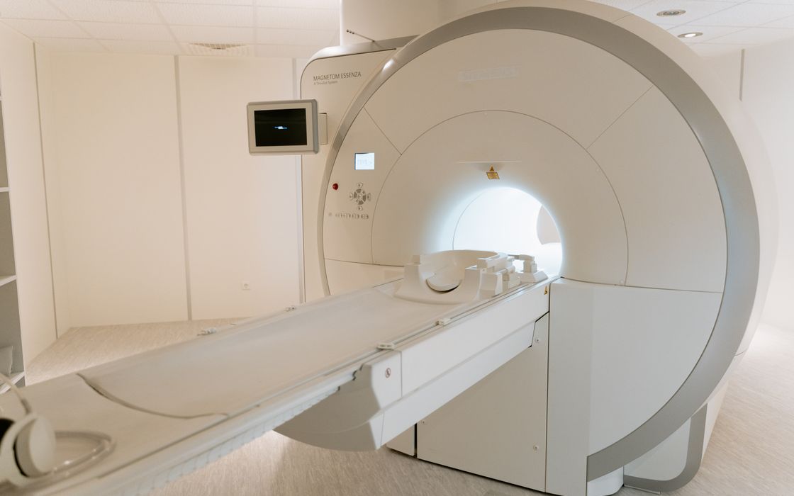An MRI scanner in a well-lit hospital room, the imaging test most used to check silicone implants for rupture.