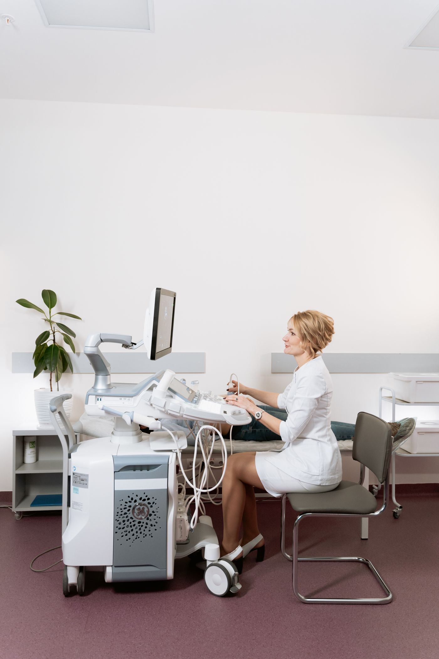 Una profesional de la salud realizando una evaluación por ultrasonido