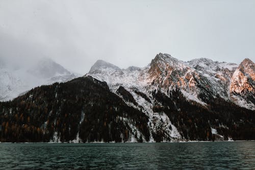 水體旁的山