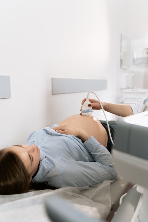 Δωρεάν Photo Of Pregnant Woman Doing An Ultrasound Test Φωτογραφία από στοκ φωτογραφιών