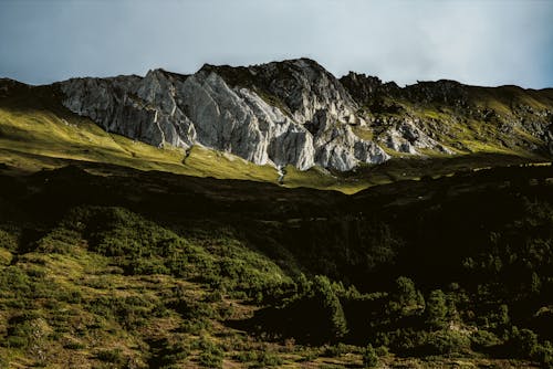 бесплатная Фотография горы при слабом освещении Стоковое фото
