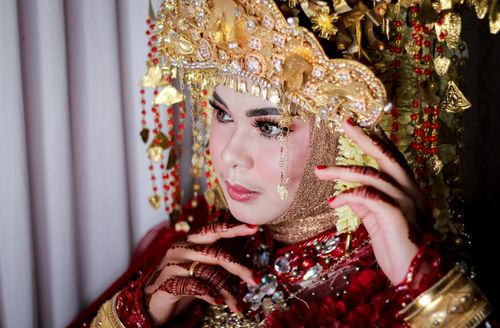Free Close-up portrait of a beautiful woman wearing an ornate traditional headdress. Captivating beauty and cultural elegance. Stock Photo