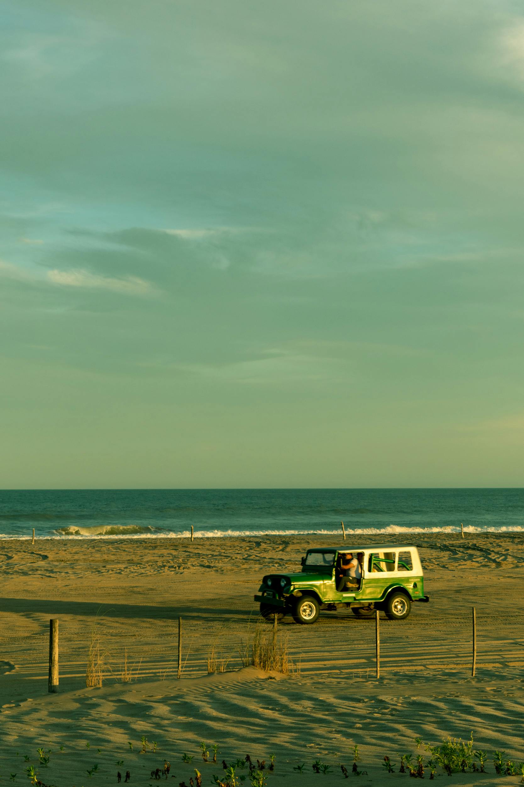 Fotograf mit moderner Vollformatkamera, warme Töne