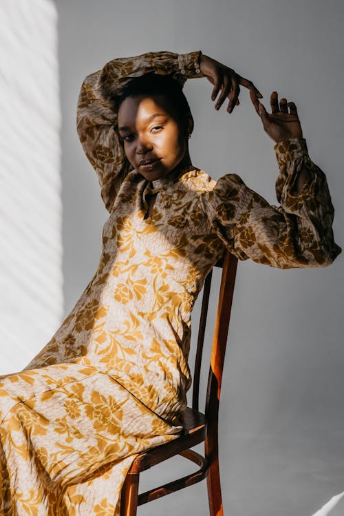 Kostenlos Kostenloses Stock Foto zu afroamerikaner, blumenkleid, elegant Stock-Foto
