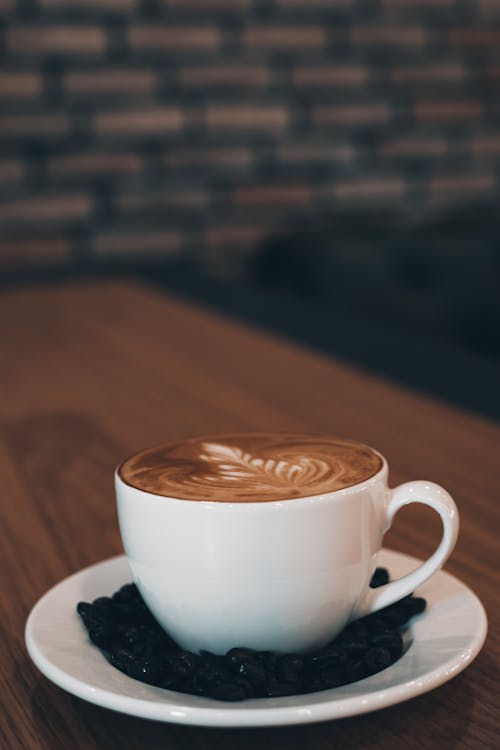 cappuccino, dikey atış, Fincan içeren Ücretsiz stok fotoğraf