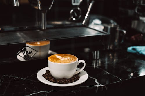 cappuccino, çekici, fincan tabağı içeren Ücretsiz stok fotoğraf