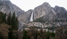 优胜美地国家公园雄伟的山上，美丽的瀑布倾泻而下