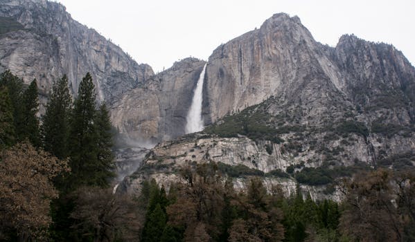 优胜美地国家公园雄伟的山上，美丽的瀑布倾泻而下