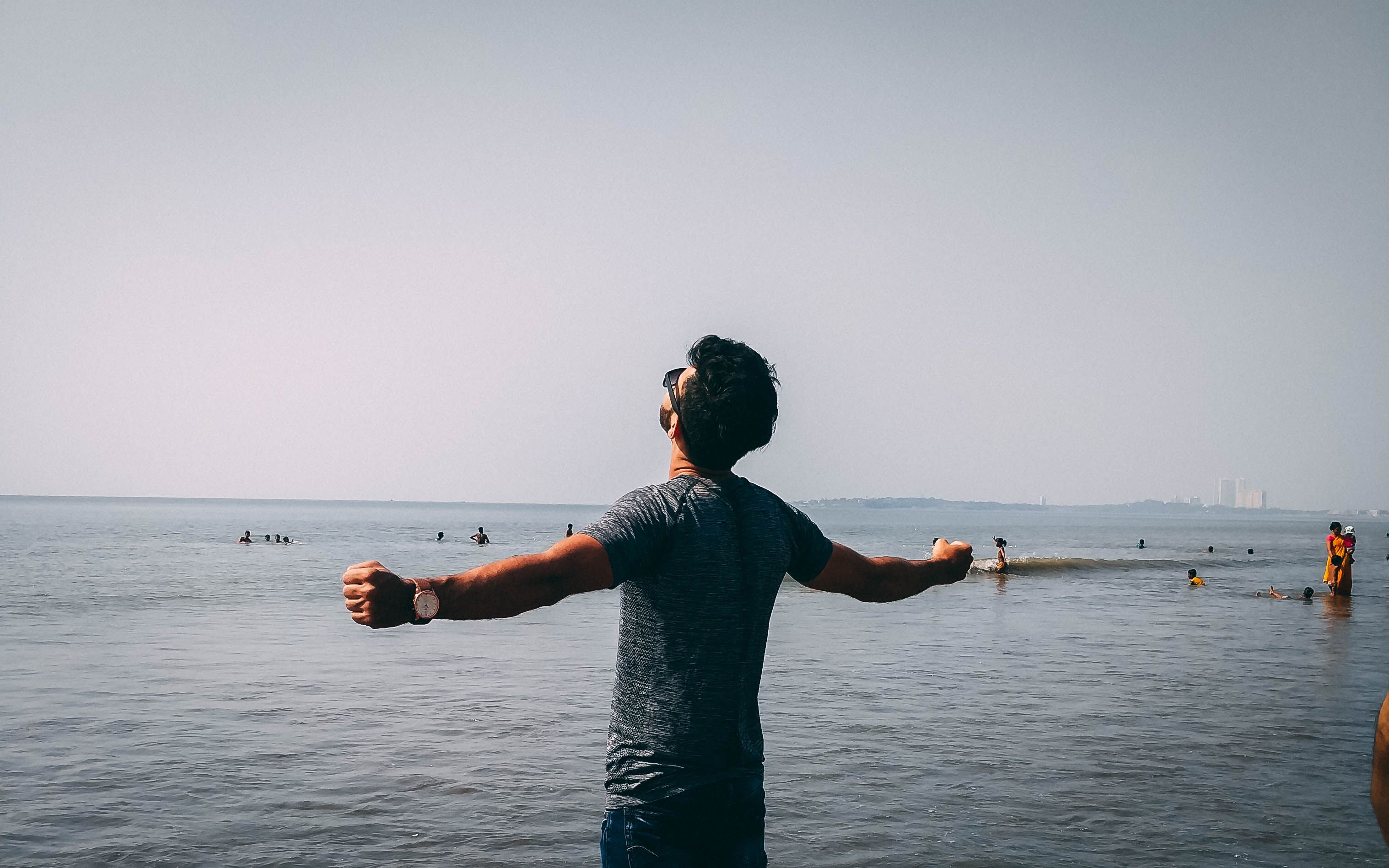 Photo D un Homme Portant Une Chemise Grise Pr s De La Mer Photo Gratuite Photo D un Homme Portant Une Chemise Grise Pr s De La Mer Photo Gratuite
