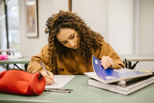 Universitária estudando dedicada na biblioteca