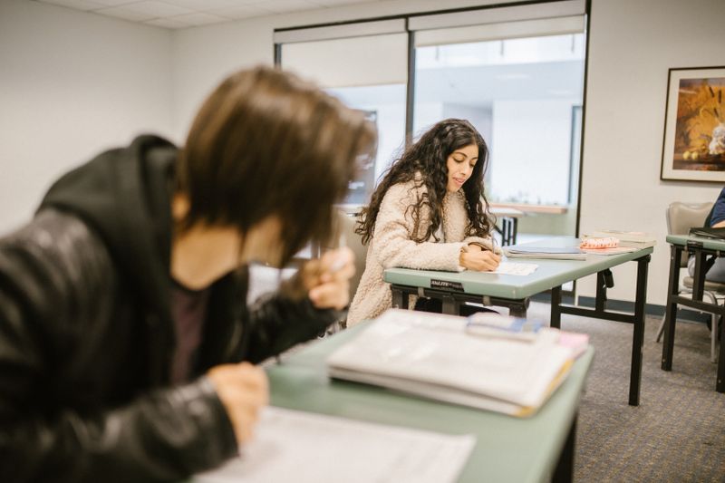 Alumnas trabajando en el aula de grupos reducidos