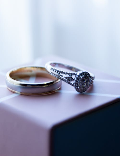 Foto d'estoc gratuïta de accessoris, aliances, anell de diamants