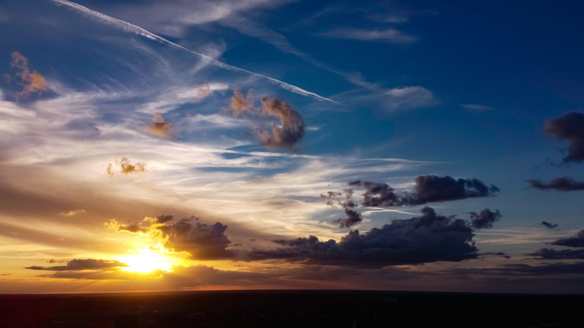 Costa de Cabo Cañaveral en Florida con vista al océano al atardecer.