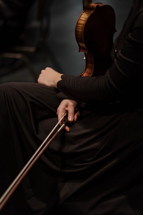 Darmowe zdjęcie z galerii z czarna sukienka, instrument muzyczny, instrument smyczkowy