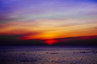 色彩缤纷的日落美景，在宁静的海洋上显得尤为动人