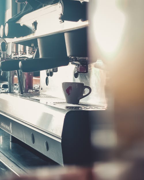 Kostenloses Stock Foto zu espresso, espressomaschine, gebrühter kaffee