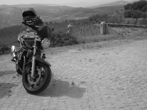 無料 標準的なオートバイのグレースケール写真 写真素材