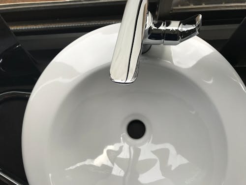 白色陶瓷水槽，带不锈钢水龙头