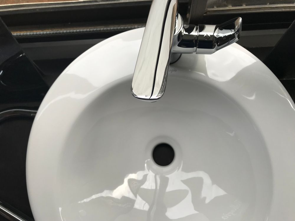 Lavabo con rubinetto in acciaio