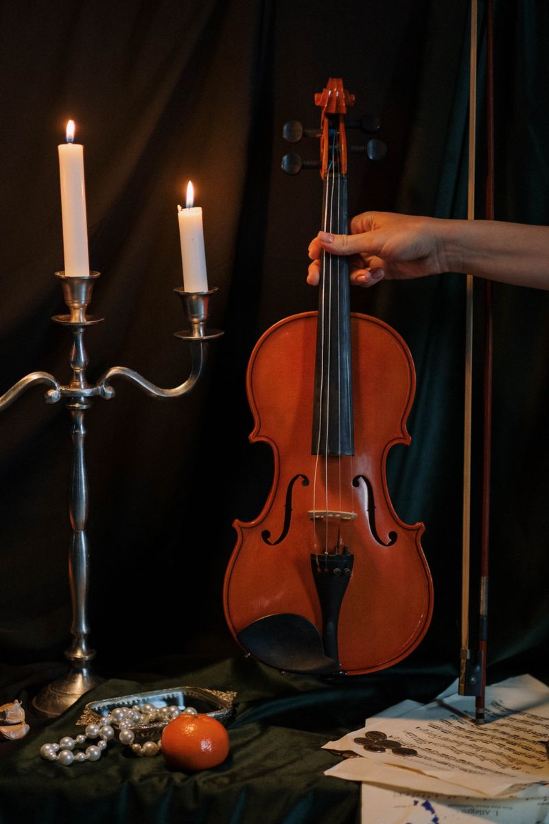 Bodegón clásico con violín, velas y partituras
