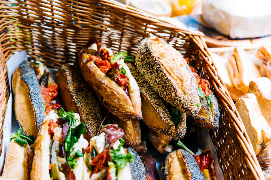 Menyimpan makanan untuk camping di dalam keranjang akan membuat anak lebih semangat menikmati bekalnya. (Foto: Pexels)