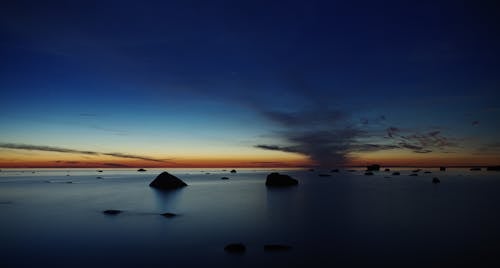무료 황금 시간 동안 푸른 하늘 아래 수역 스톡 사진