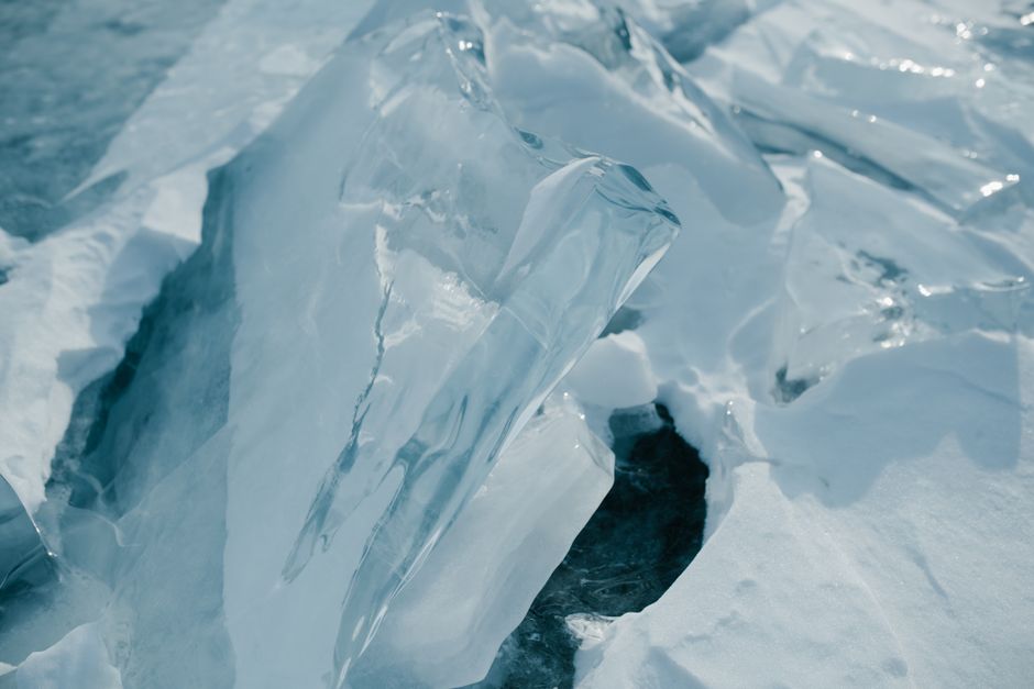 Fotomural Toma detallada de grandes bloques de hielo en un paisaje nevado de invierno.