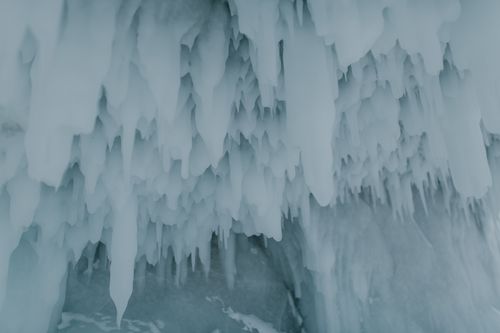 Free Detailed view of icicles forming in a frozen winter scene, showcasing nature's beauty. Stock Photo