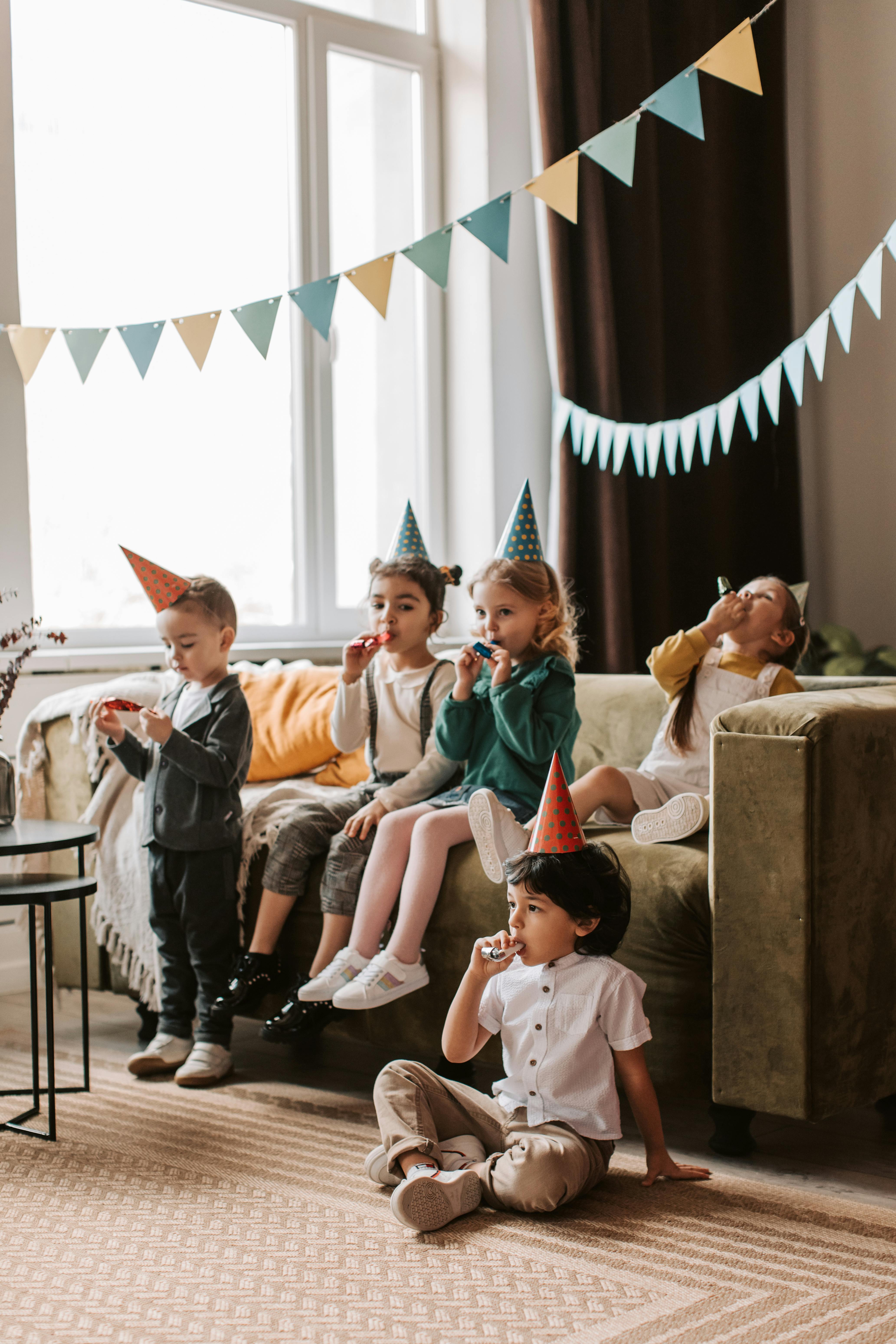 Gratuit Photos gratuites de activité à l'intérieur, ambiance festive, amis Photos