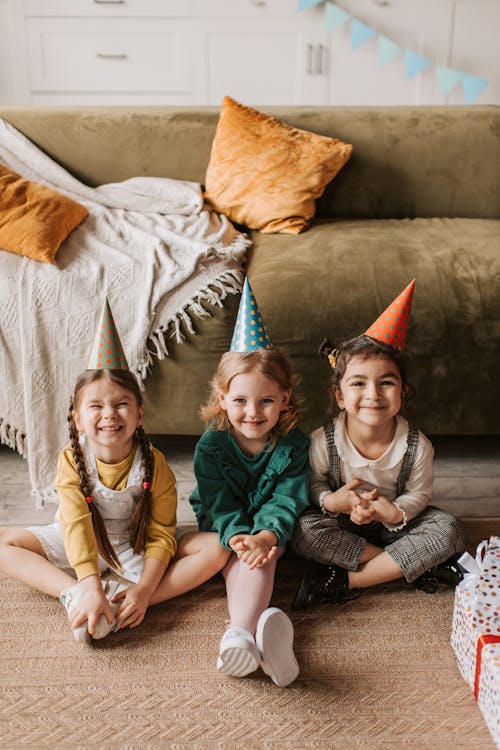 Foto d'estoc gratuïta de aniversari, assegut, barrets de festa