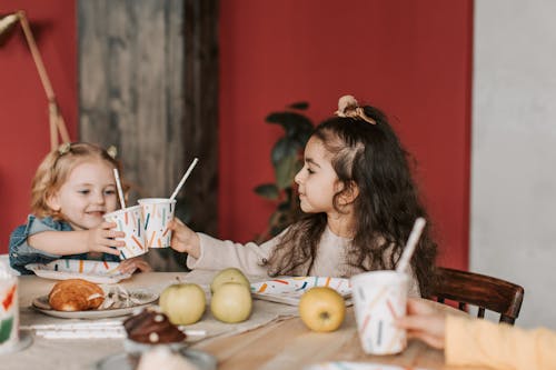 çocuklar, elmalar, fincanlar içeren Ücretsiz stok fotoğraf