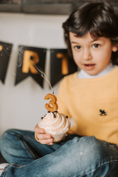 çocuk, dikey atış, doğum günü pastası içeren Ücretsiz stok fotoğraf