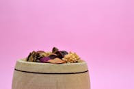 木质容器中特写的芳香花香，搭配亮粉色背景，非常适合放松主题