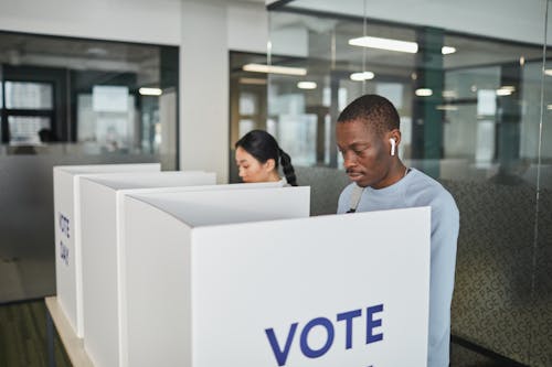 Gratis stockfoto met Afro-Amerikaanse man, binnen, cabine