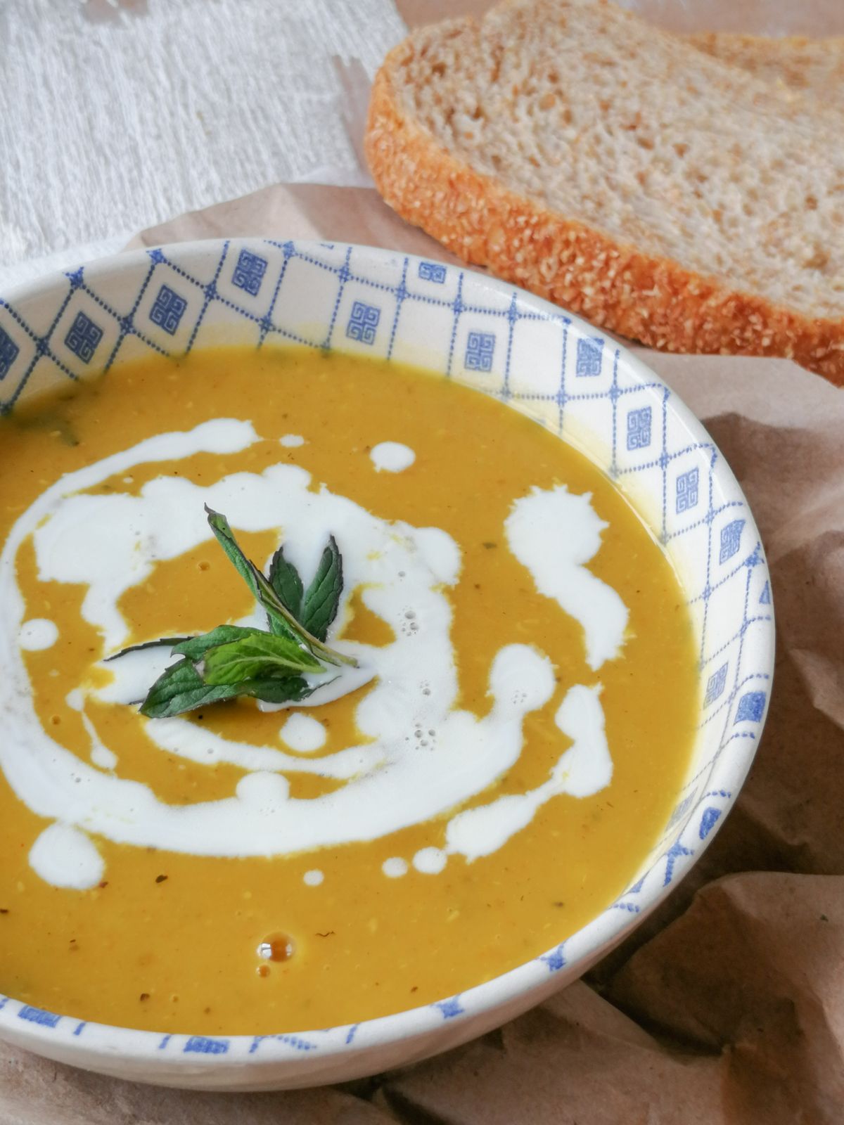 Kom rode linzensoep met pompoen en kruiden