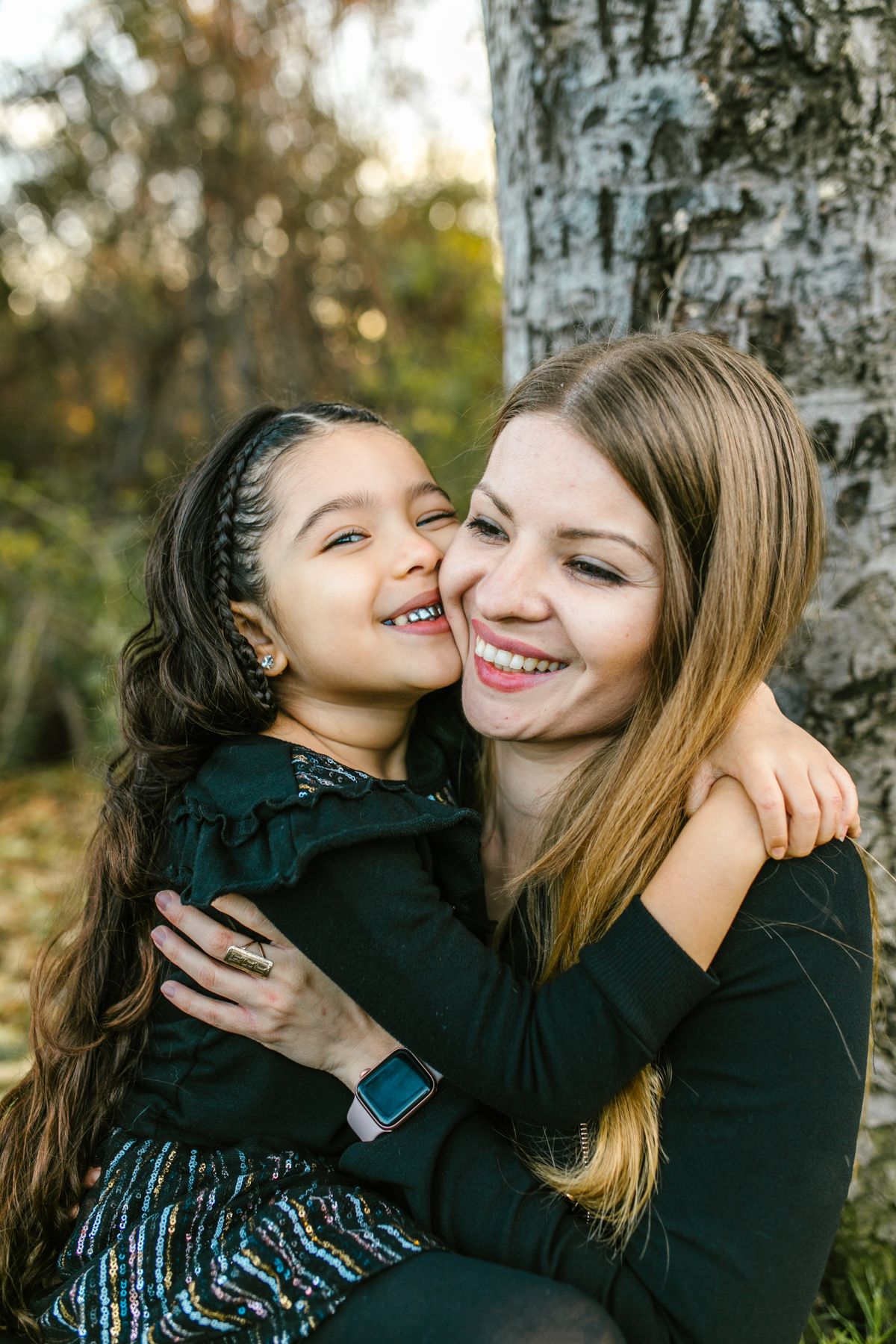 Portrait d'une mère et de son enfant en lumière naturelle
