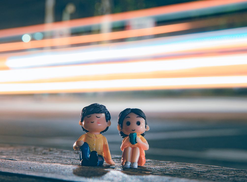 Online dating: starting a conversation on a niche platform